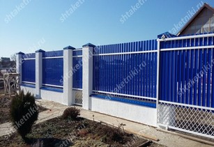 Фото забора из синего штакетника в Нарьян-Маре